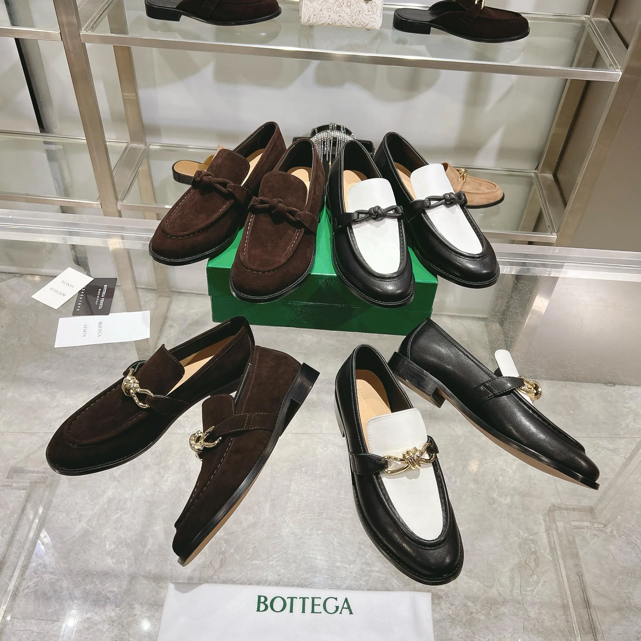 [BV] Top P: 820💰 Couple size: female 35-39 (female 40 custom-made) male 39-44 (38.45 non-refundable) Bottega Veneta 2025 counter synchronization style! Small round toe loafers! Imported leather outsole! High-grade cashmere! Solid color Niuli! Original board developed leather buckle